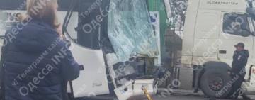 Моторошна ДТП на трасі на трасі Одеса-Рені за участю рейсового автобуса спричинила перекриття руху транспорту 